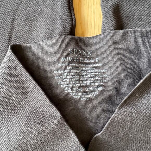 SPANX Medium Black Seam Lightly Ribbed Black - Picture 3 of 3